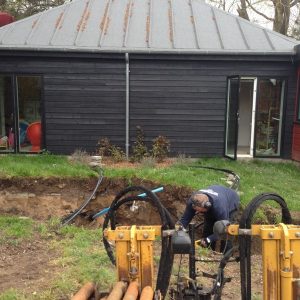 Styret underboring for ikke at skulle grave haven helt op.